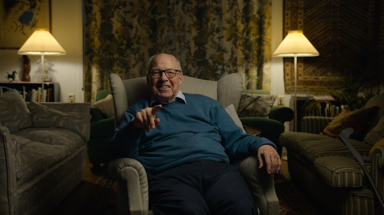 Hans Blix sitting in a comfy chair