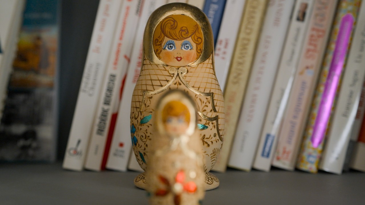 Russian nesting dolls on bookshelf