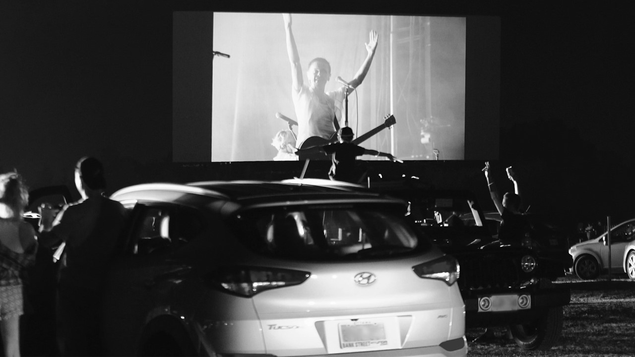 Drive in performance of July Talk - Band see on ci