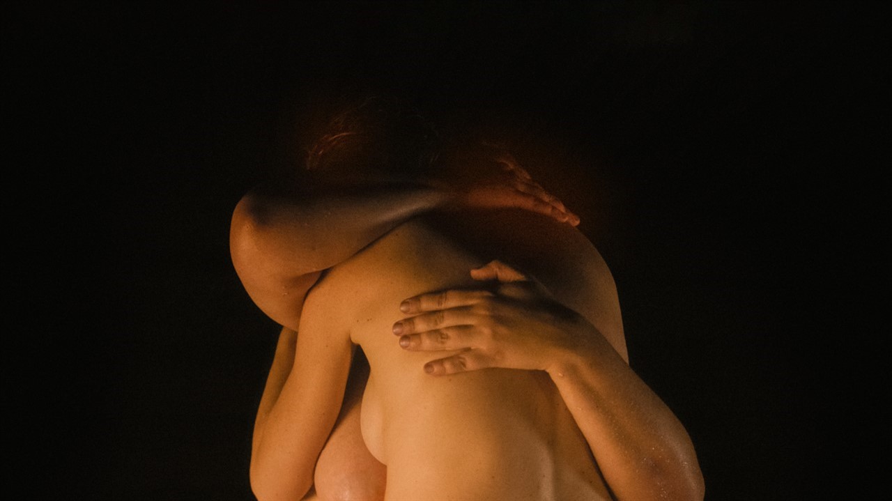 An embrace seen from behind